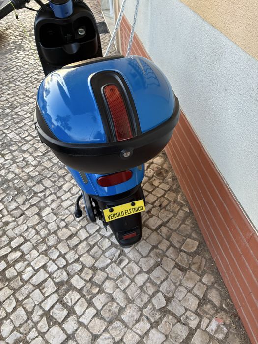 Selling an electric motorcycle in like-new condition