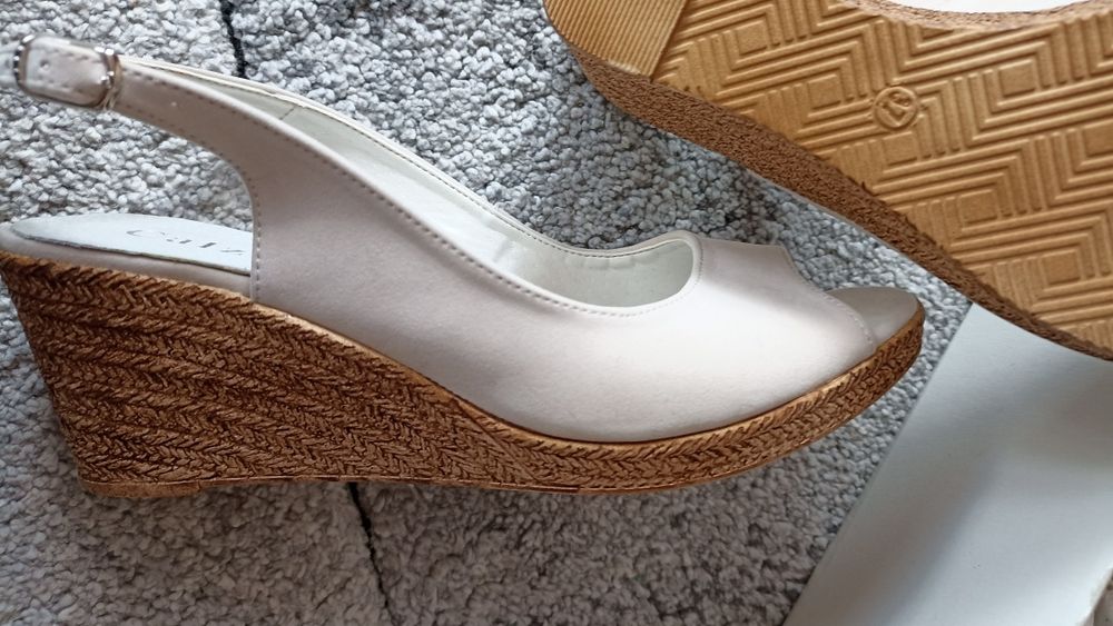 Nowe buciki letnie na koturnie, skóra