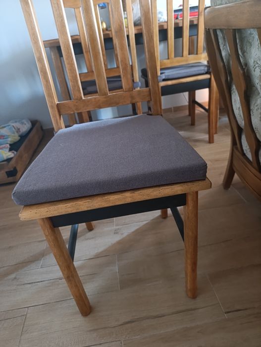 Stół z 4 krzesłami.