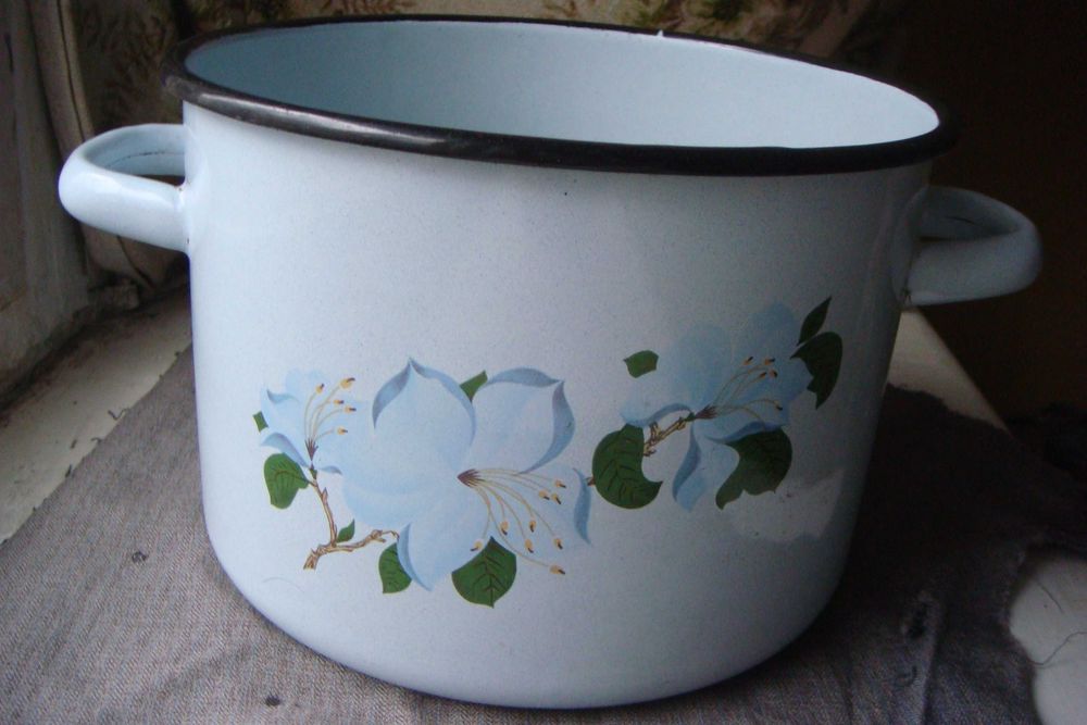 Посуд емальований виготовлений за часів СРСР: чайник і каструля