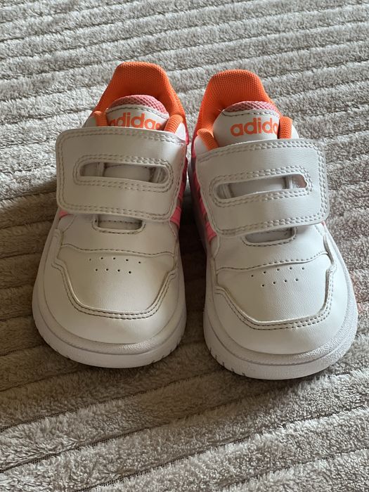 Фірмові кросівки adidas для дівчинки