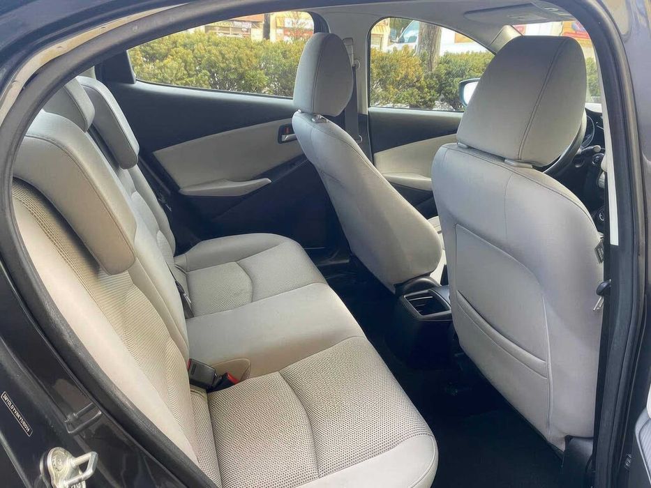 Toyota Yaris LE      2020