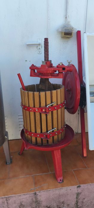 Vendo conjunto de equipamentos para produção de vinho.