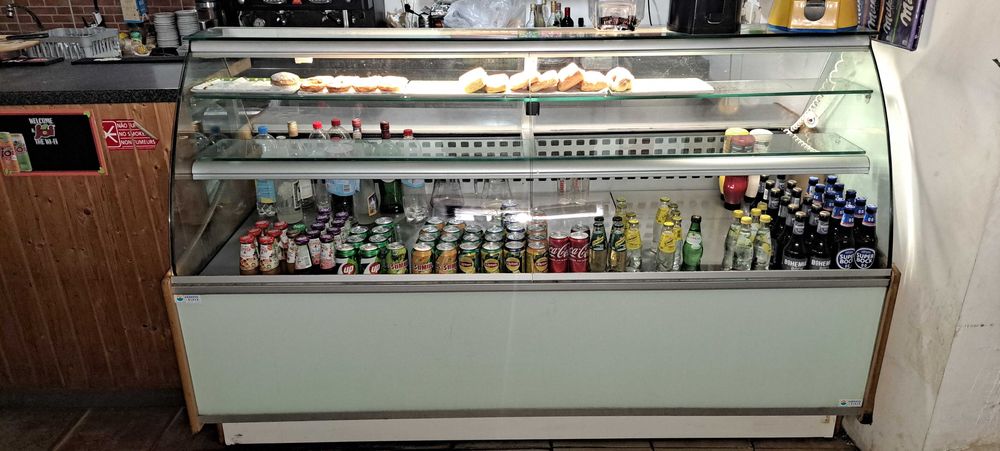 Vitrine refrigerada e iluminada