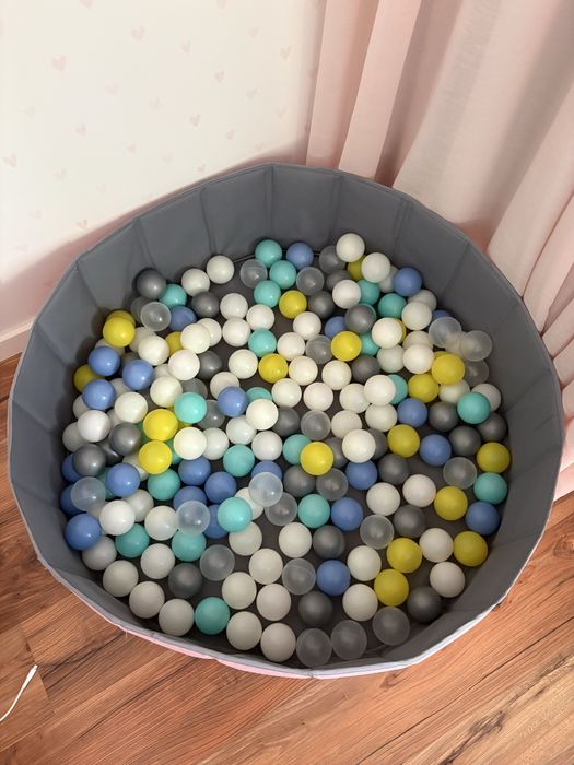 Piscina com 200 bolas coloridas