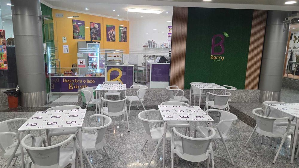 Transpasse loja recém montada de açai