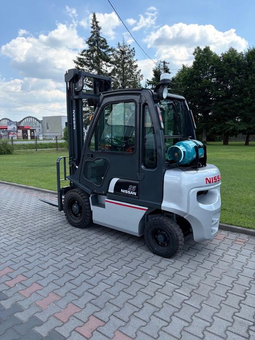 Wozek widlowy Nissan 2,5 tony LPG kabina przesuw boczny