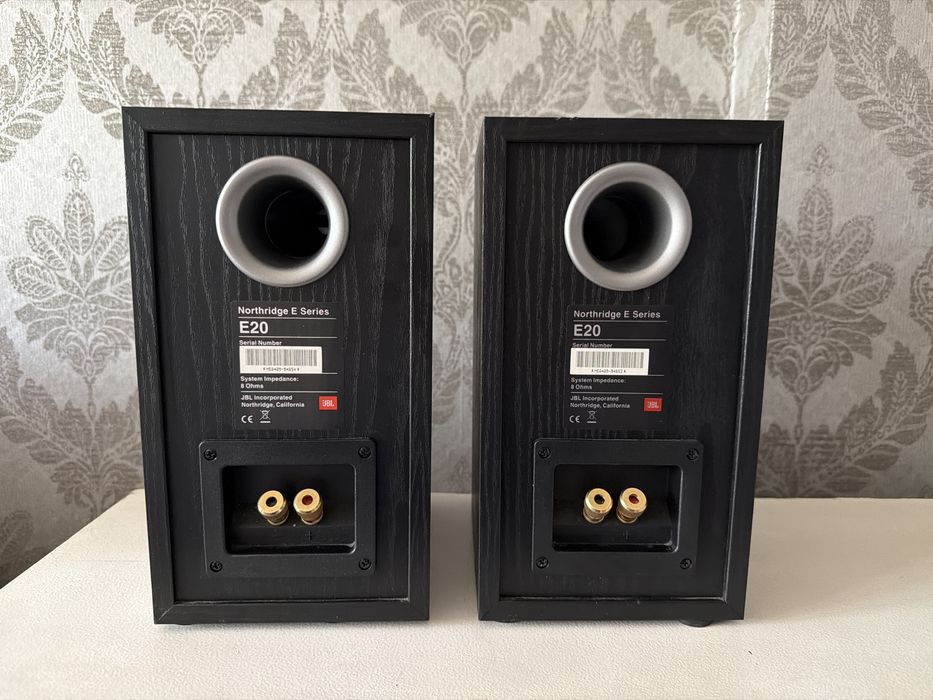 Colunas JBL E20 Northridge E series