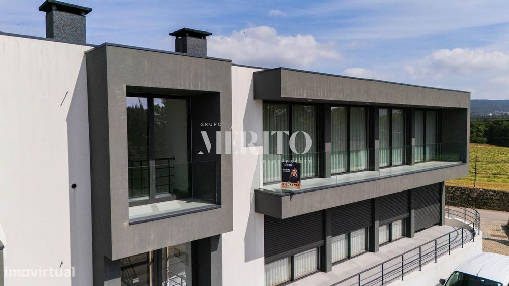 Apartamento T3 semi-novo com garagem fechada para dois carros — Manhente, Braga