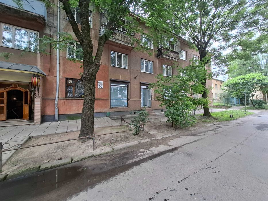 Магазин - офіс на вул. Олени Степанівни 50 . Фасадний вхід