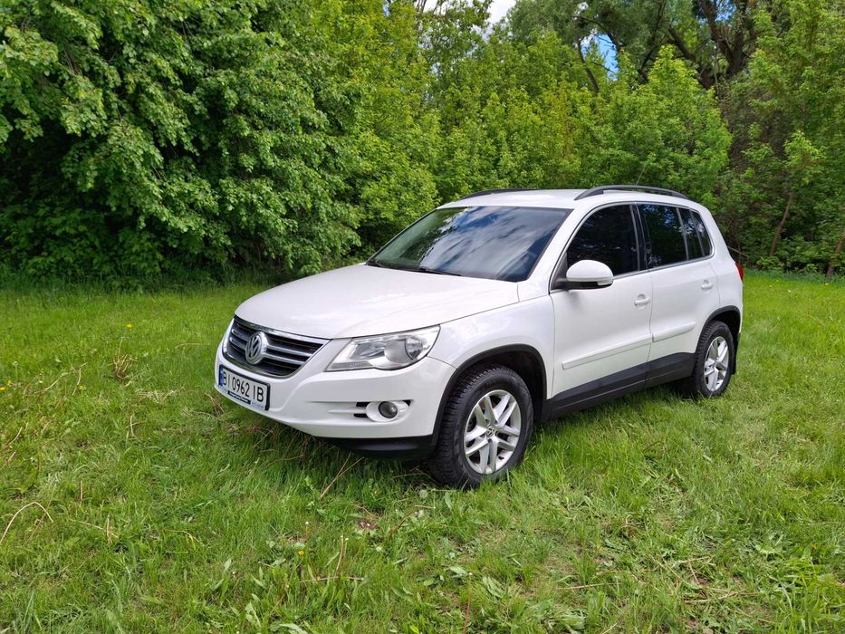 Volkswagen Tiguan 2010 р. з двома комплектами гуми на дисках