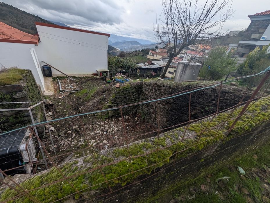 Terreno com ruína