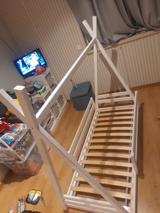 Cama montessori,feita à mão,que inclui; colchão,resguardo.