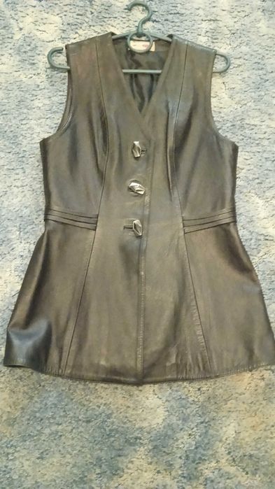 Жилетка з натуральної шкіри чорного кольору.