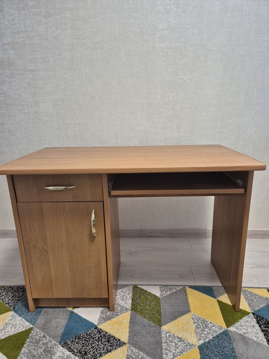 Стіл комп'ютерний