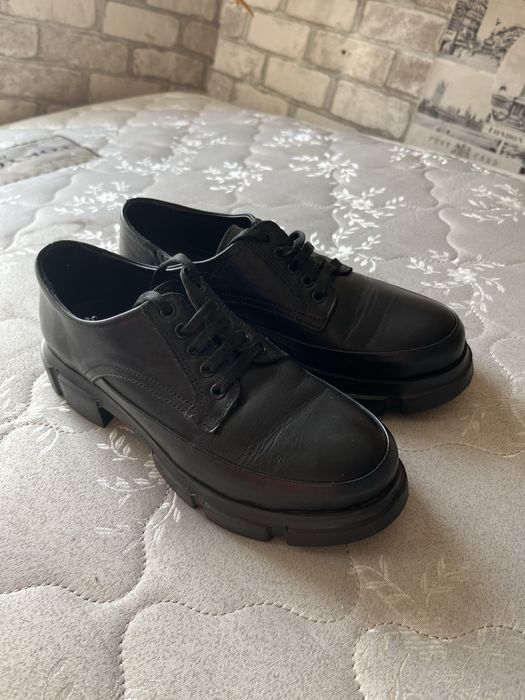 жіночі осінні туфлі dark academia