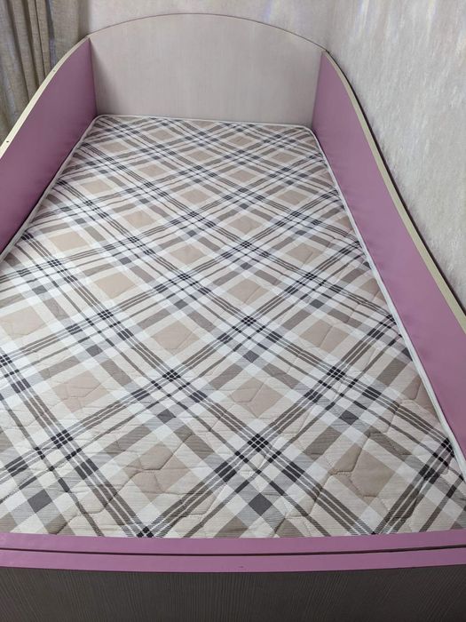 Меблевий набір дитячий зі столом, шафою, ліжком та матрацом