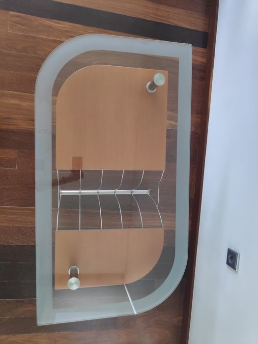 Mesa de centro com tampo de vidro.