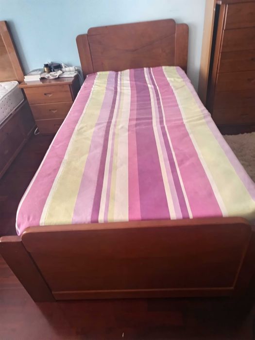 2 Camas de solteiro com estrado e colchão