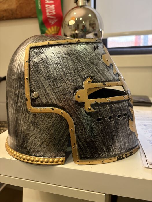 Capacete de Guerreiro Medieval