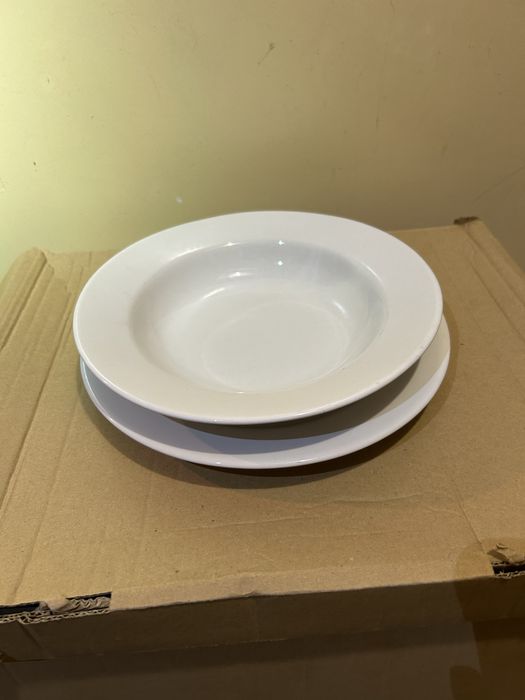 Zestaw białych talerzy