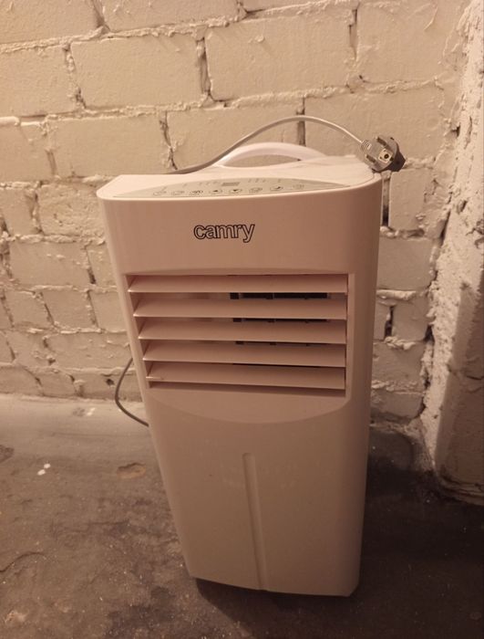 Klimatyzator przenośny biały.