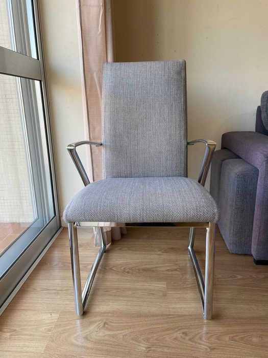 Conjunto de 4 cadeiras cinzas com apoio, como novas