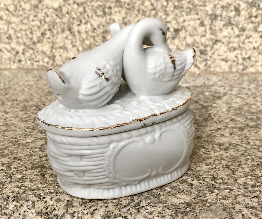 Pequena caixa de porcelana chinesa com cisnes