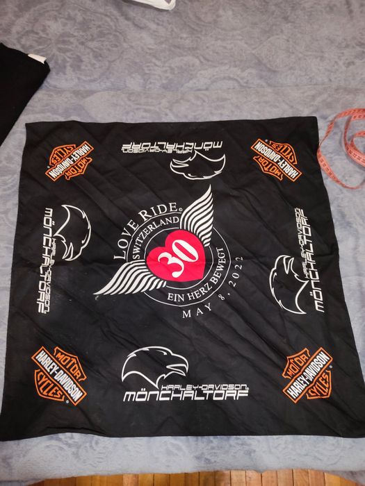Це ювілейна байкерська бандана Harley-Davidson Love Ride Switzerland.