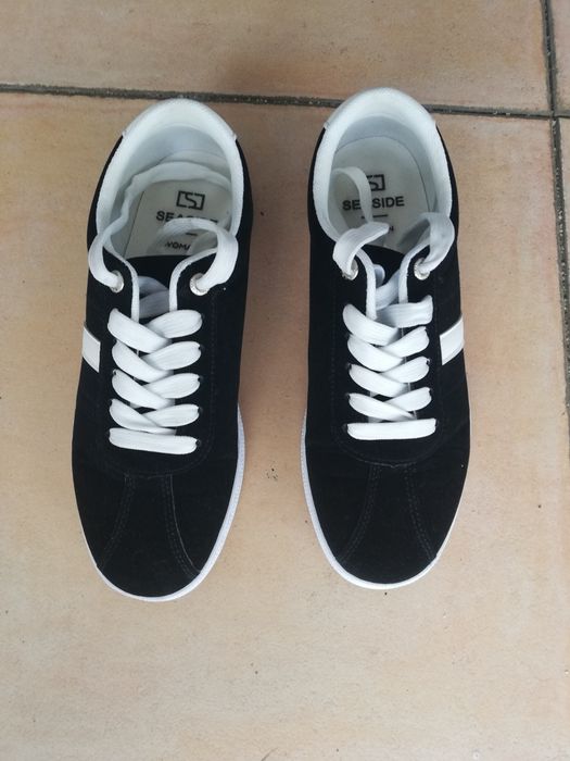 Ténis pretos com atacadores