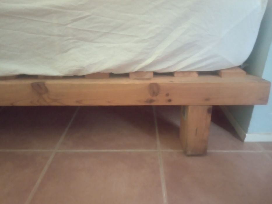 Cama de casal feita à mão