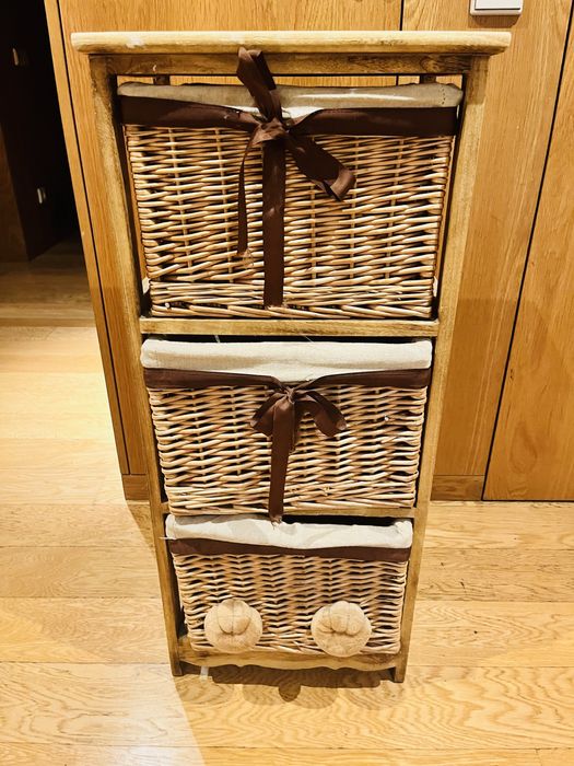 Móvel de madeira com cestos de vime