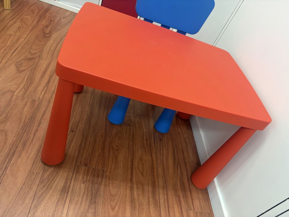Mesa infantil IKEA + 2 cadeiras – conjunto