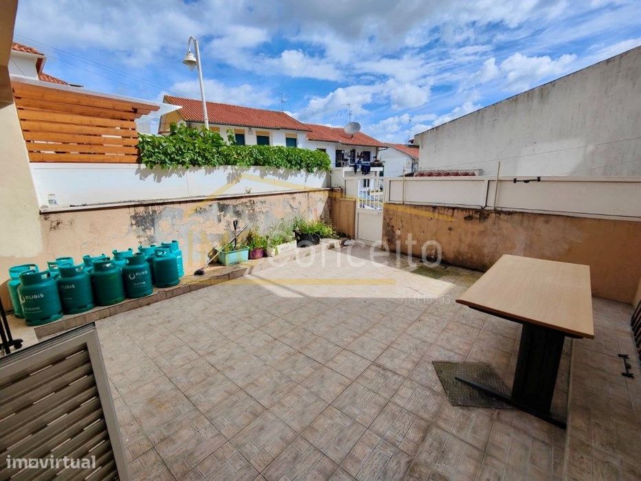 Prédio com 2 Pisos - Excelente investimento em Torres Novas