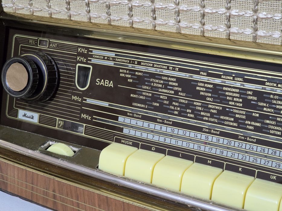 Rádio antigo reparado SABA