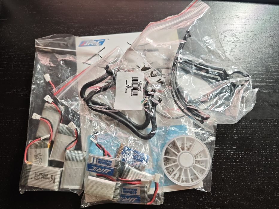 2 Drones com vários acessórios