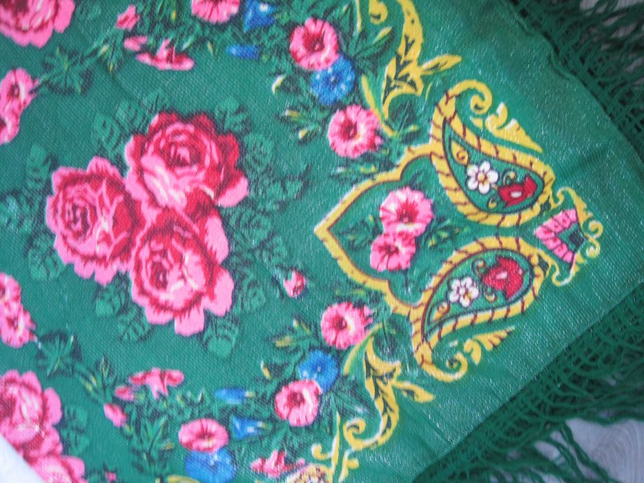 Хустка шерстяна велика з китицями часів СРСР