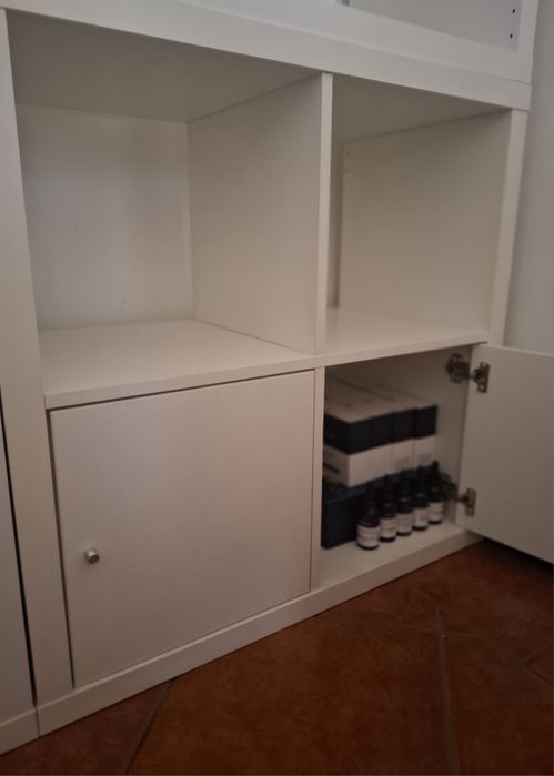 Estante branca Kallax (Ikea), personalizada com 2 portas de madeira laqueada