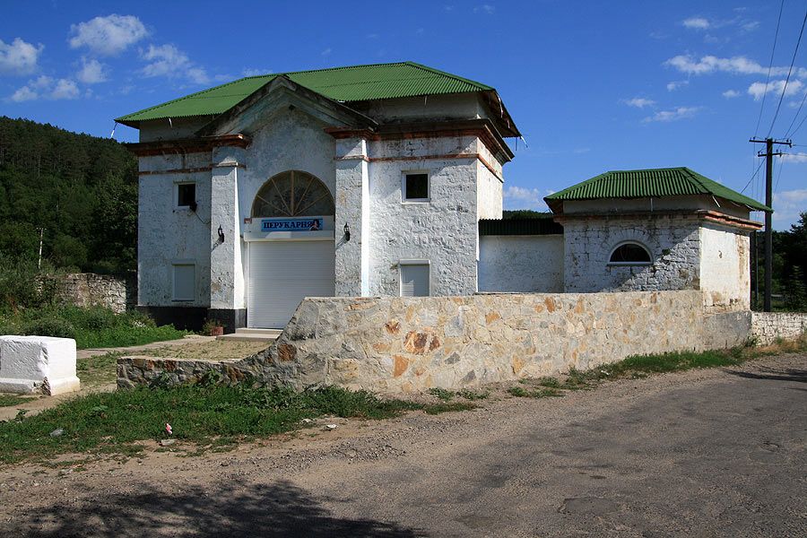 Мальовничий будинок в центрі села