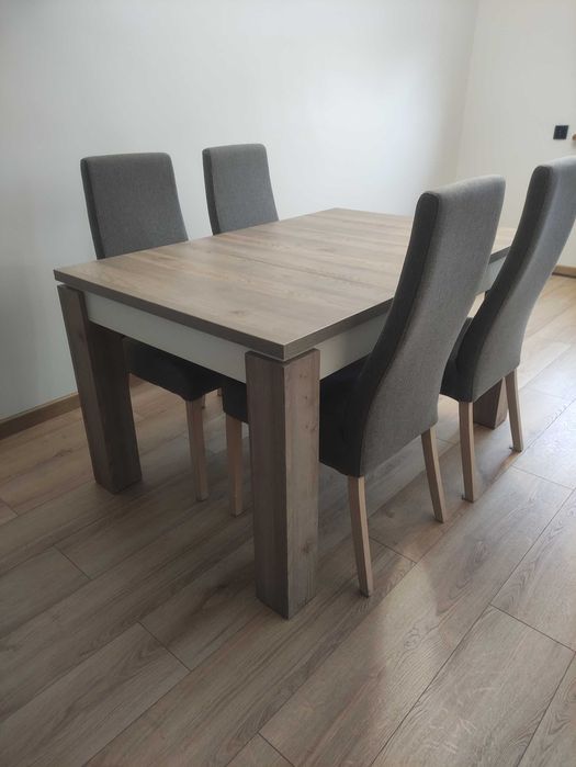 Rozkładany stół i 4 krzesła