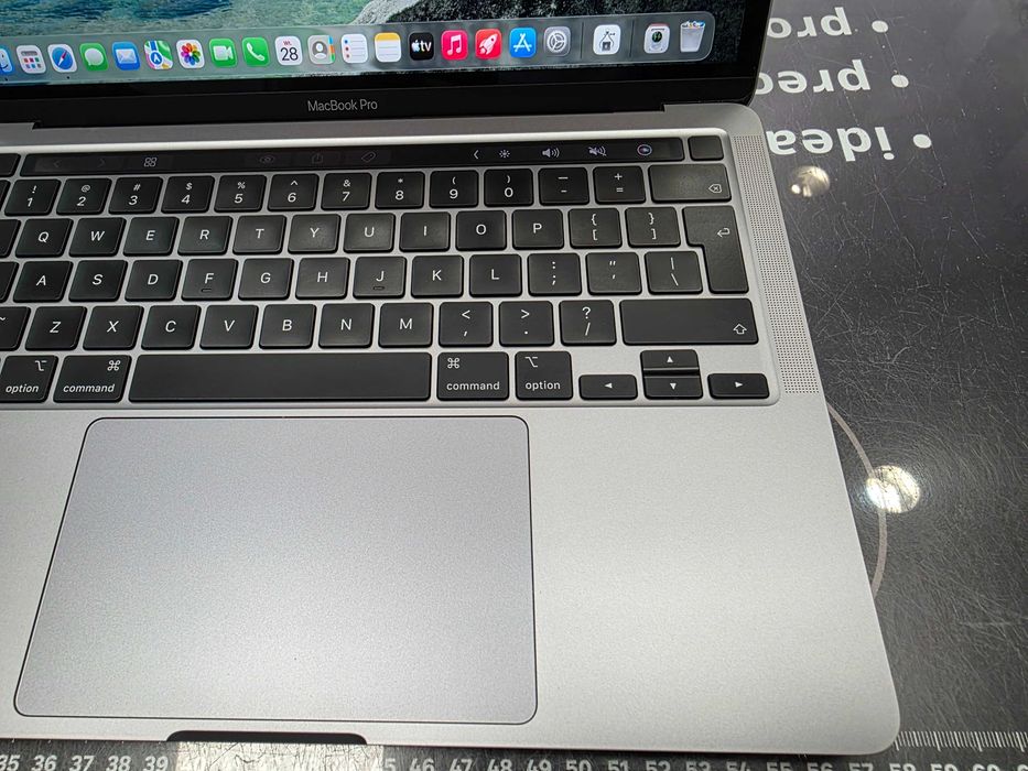 Macbook PRO 13 2020/ Apple M1/ 8GB DDR4/ 256GB/ 278 cykli ładowania/ Space Gray/ + zasilacz/ Grade B+ do A-/ GW 12 MSC