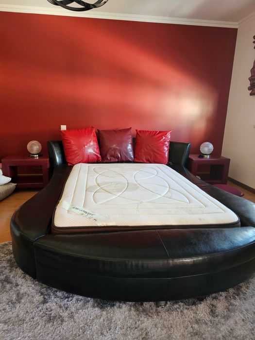 Cama oval com estrado