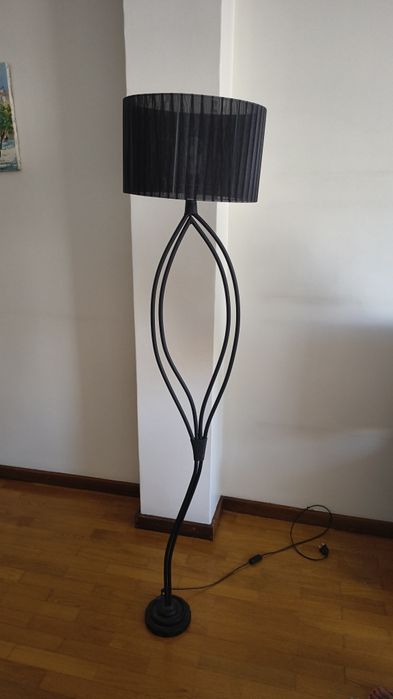 Candeeiro de pé esculpido em ferro (ler descrição)