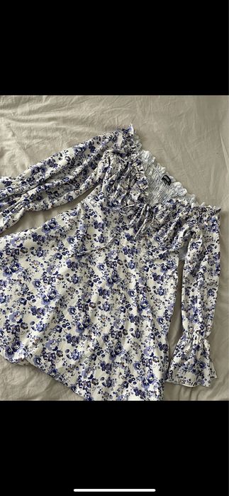 Biała sukienka w kwiaty