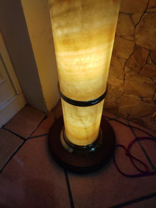 Globo com o mapa do mundo com estrutura em pedra e com base de madeira