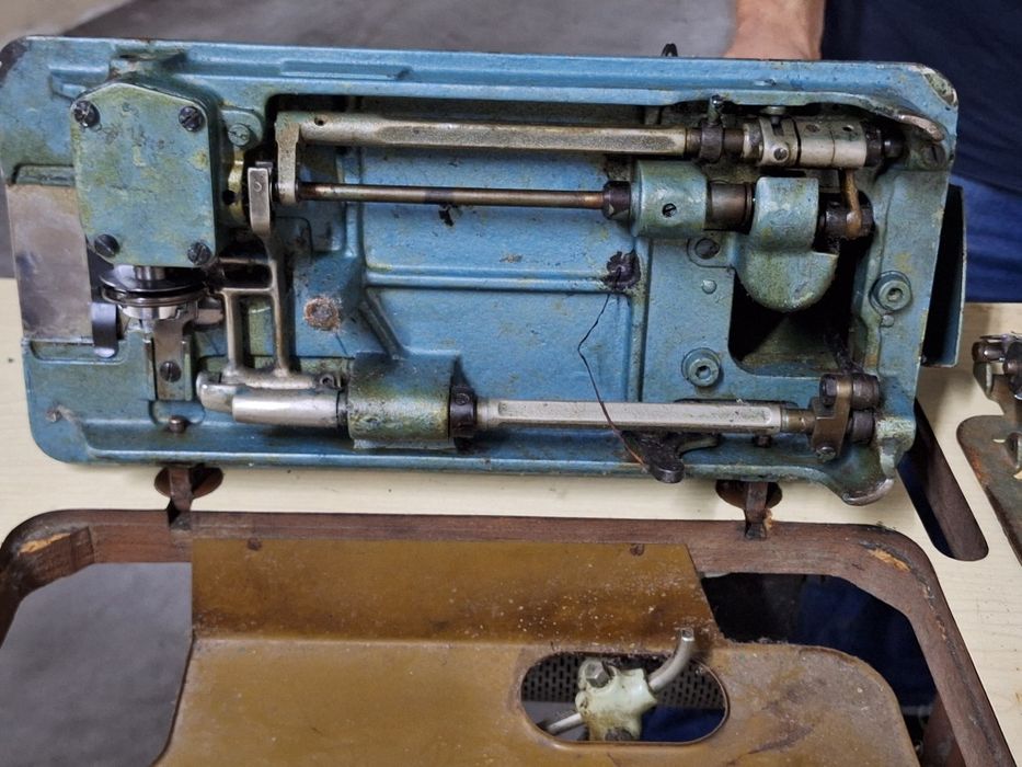 Maquina de Costura Eléctrica Singer com Mesa
