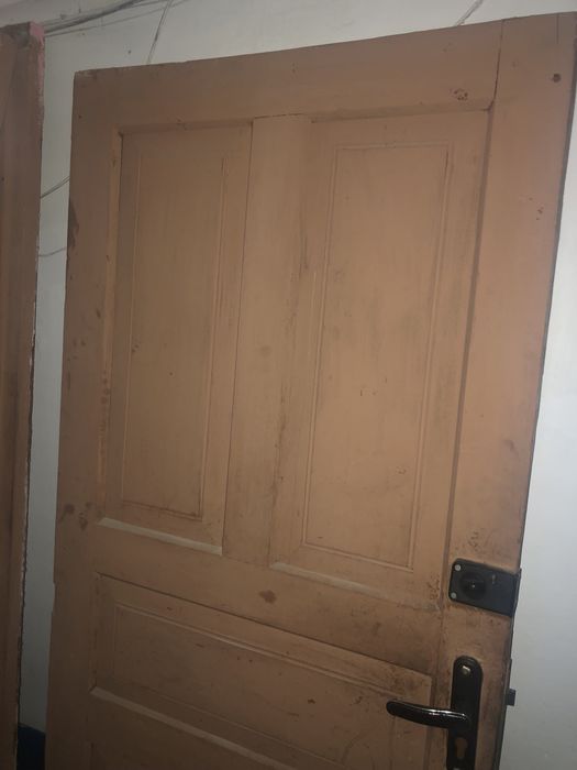 Дверь деревнная с замком