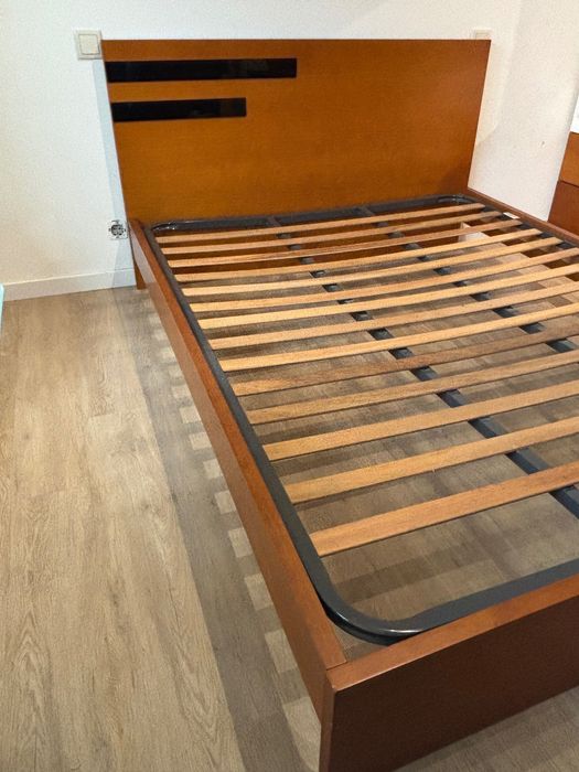 Cama e estrado de madeira