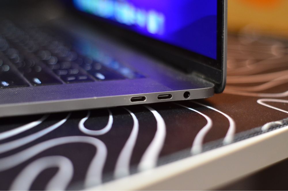 MacBook Pro 2017 A1707 Intel i7 3.1GHz 16GB RAM 512GB SSD