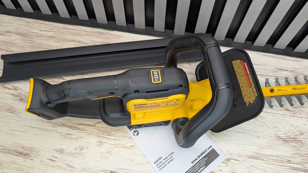Кущоріз акумуляторний DeWALT  DCHT821 20V MAX